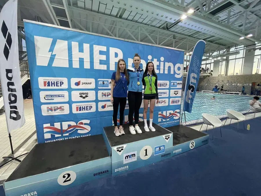 Plavalke Fužinarja ponovno osvojile odličja