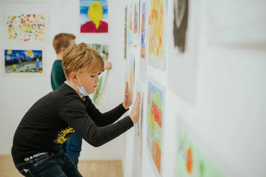 Koroška galerija vrata vnovič odpira razstavi del iz natečaja Igraj se z mano