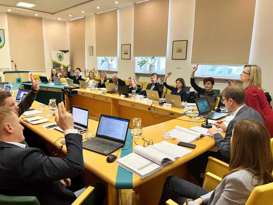 Redna seja Občinskega sveta Ravne: Podražitev komunalnih storitev, višji stroški ogrevanja dodatno obremenili proračun