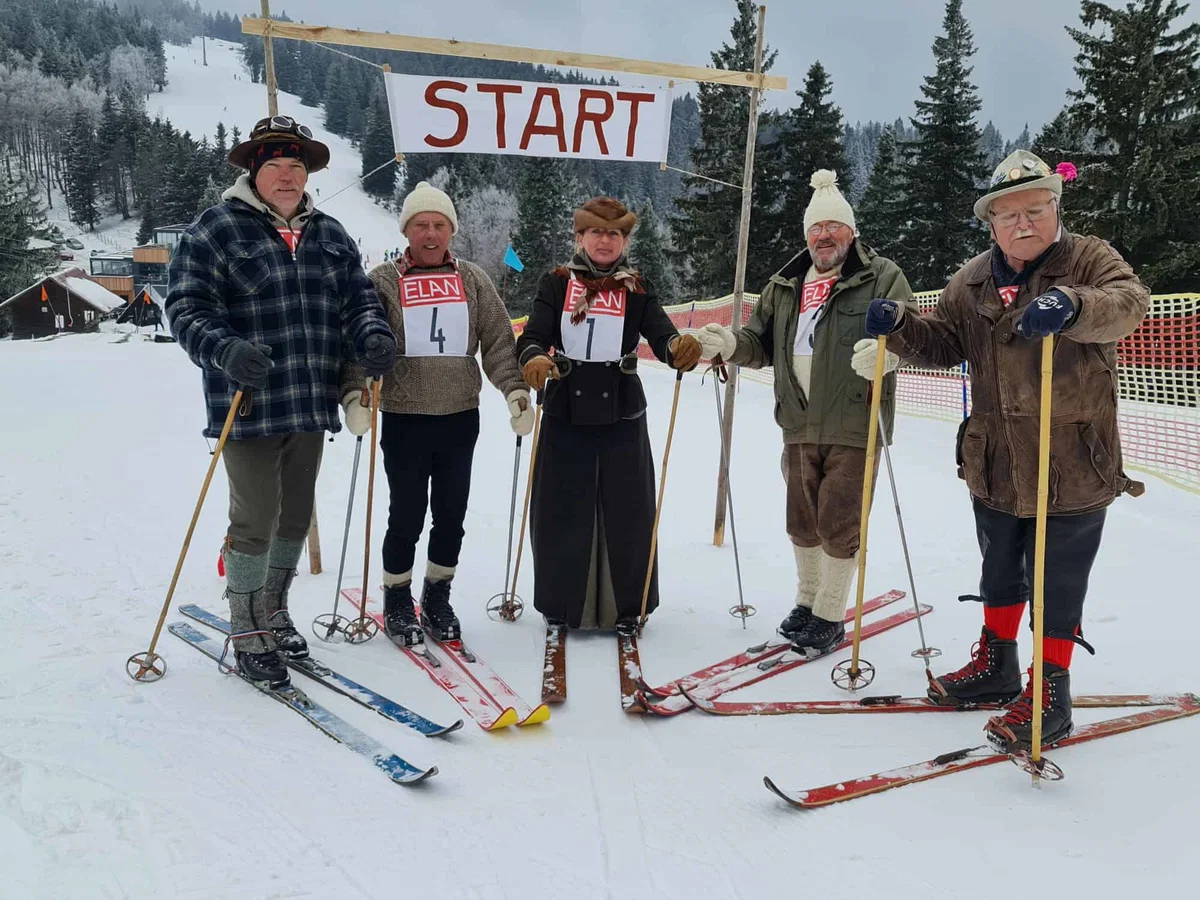 V Črni na Koroškem so smučali po "starem". Posebnost so smučarke v krilih (FOTO)