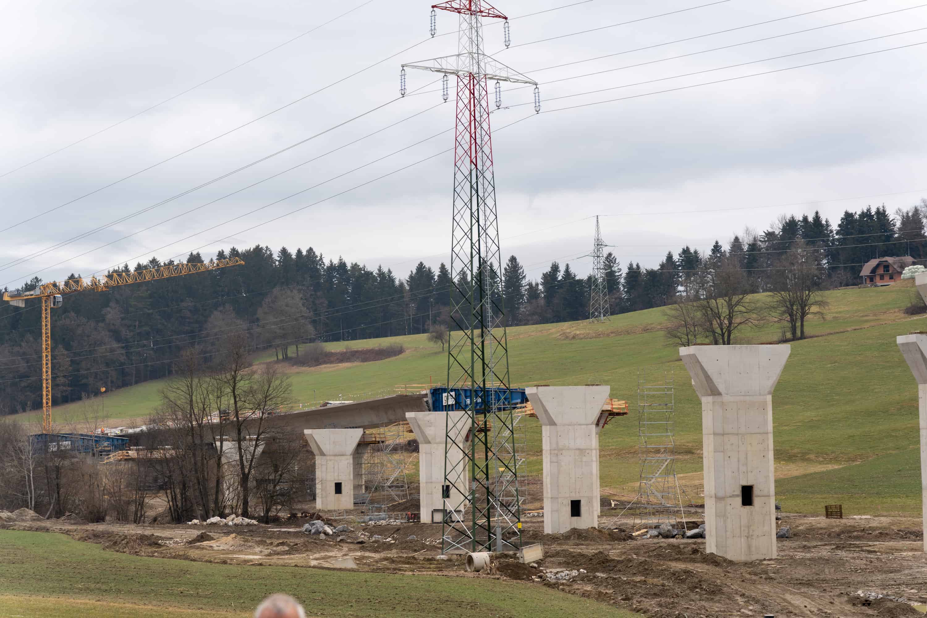 Ob predvidenih zamikih gradnje tretje razvojne osi koroški župani pozivajo k spremembam zakonodaje