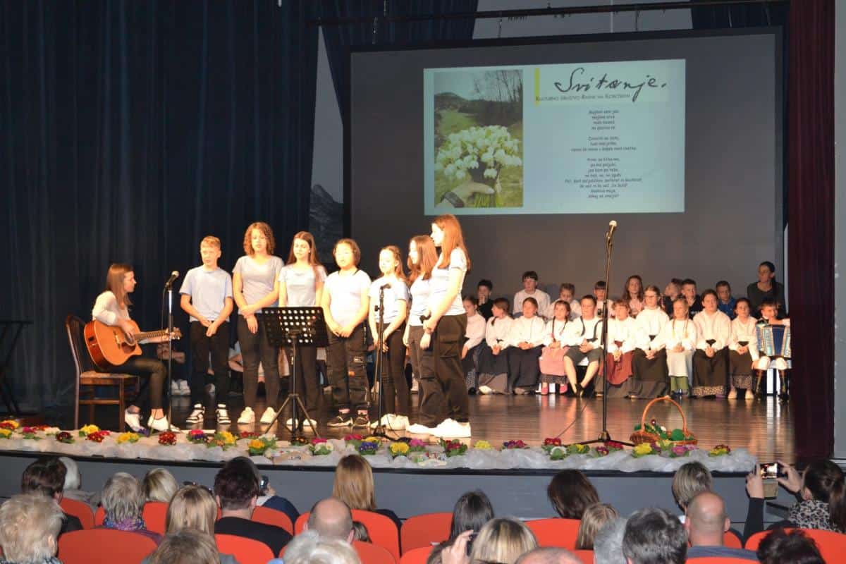 Včeraj smo bili na Ravnah na Koroškem priča Akademiji ob materinskem dnevu