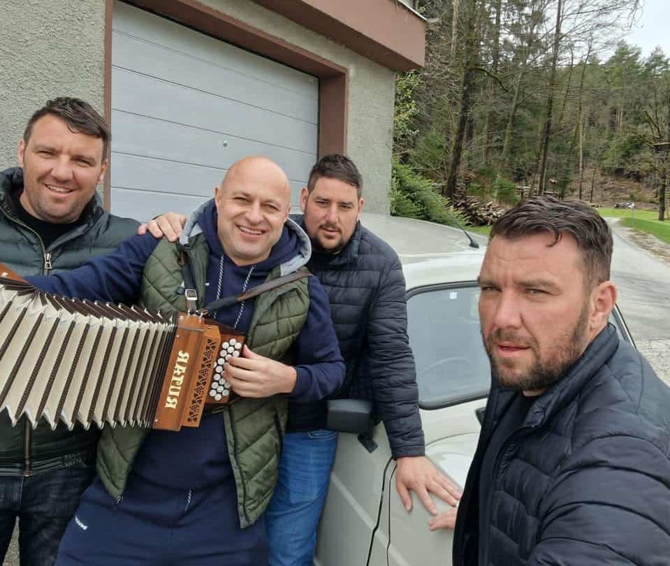 Ste že slišali nov hit Boštjana Konečnika, ki ima poseben pomen. Tukaj je "Katra, katra, katr'ca"