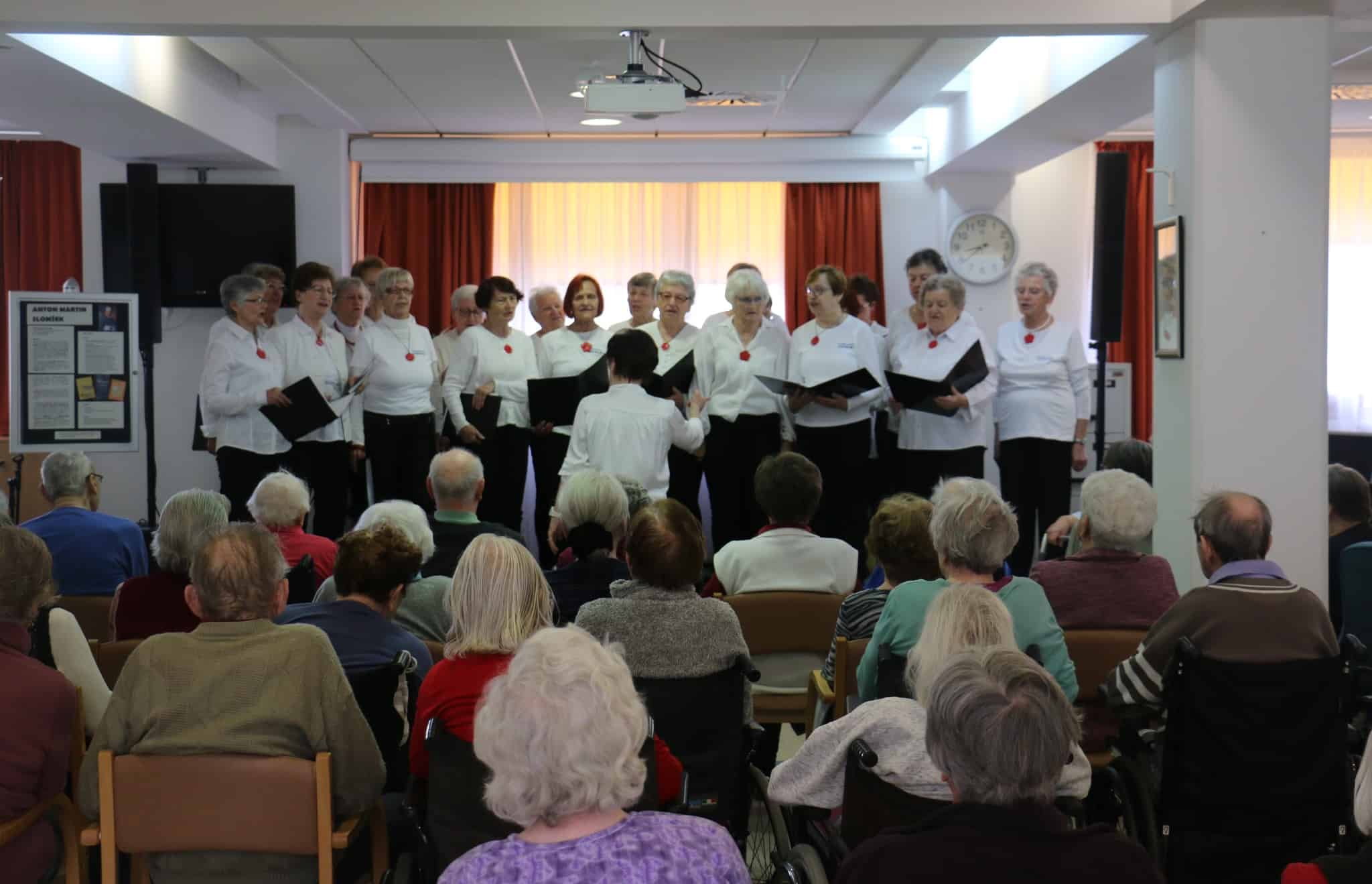 Pevke medgeneracijskega centra Ravne na Koroškem so polepšale dan starejšim