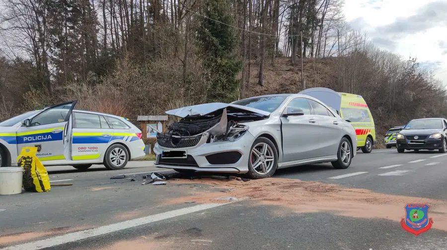 V Dravogradu trčila tovornjak in osebni avto