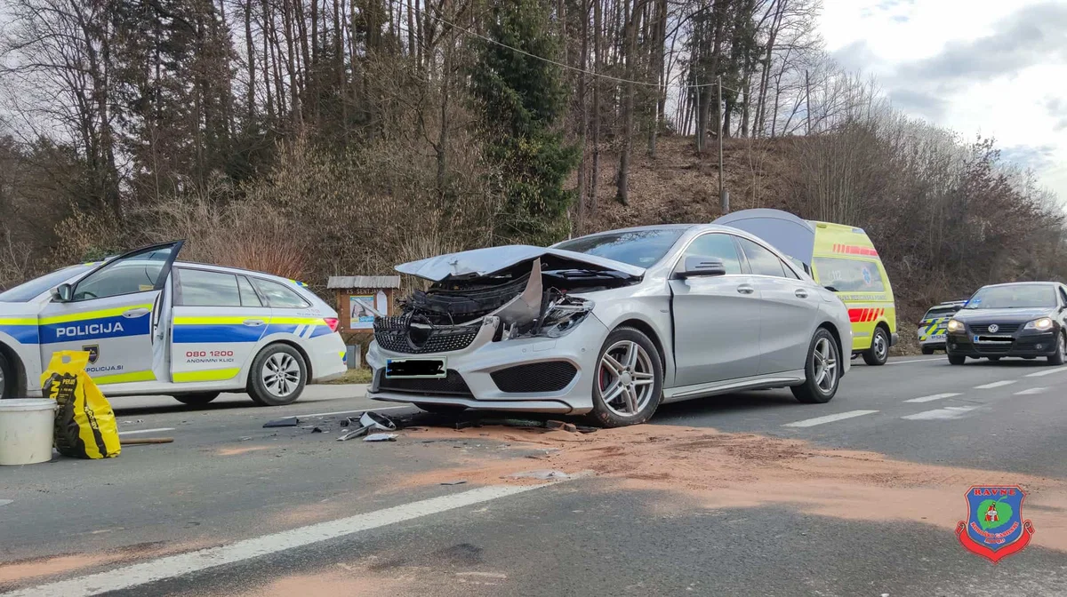 V Dravogradu trčila tovornjak in osebni avto