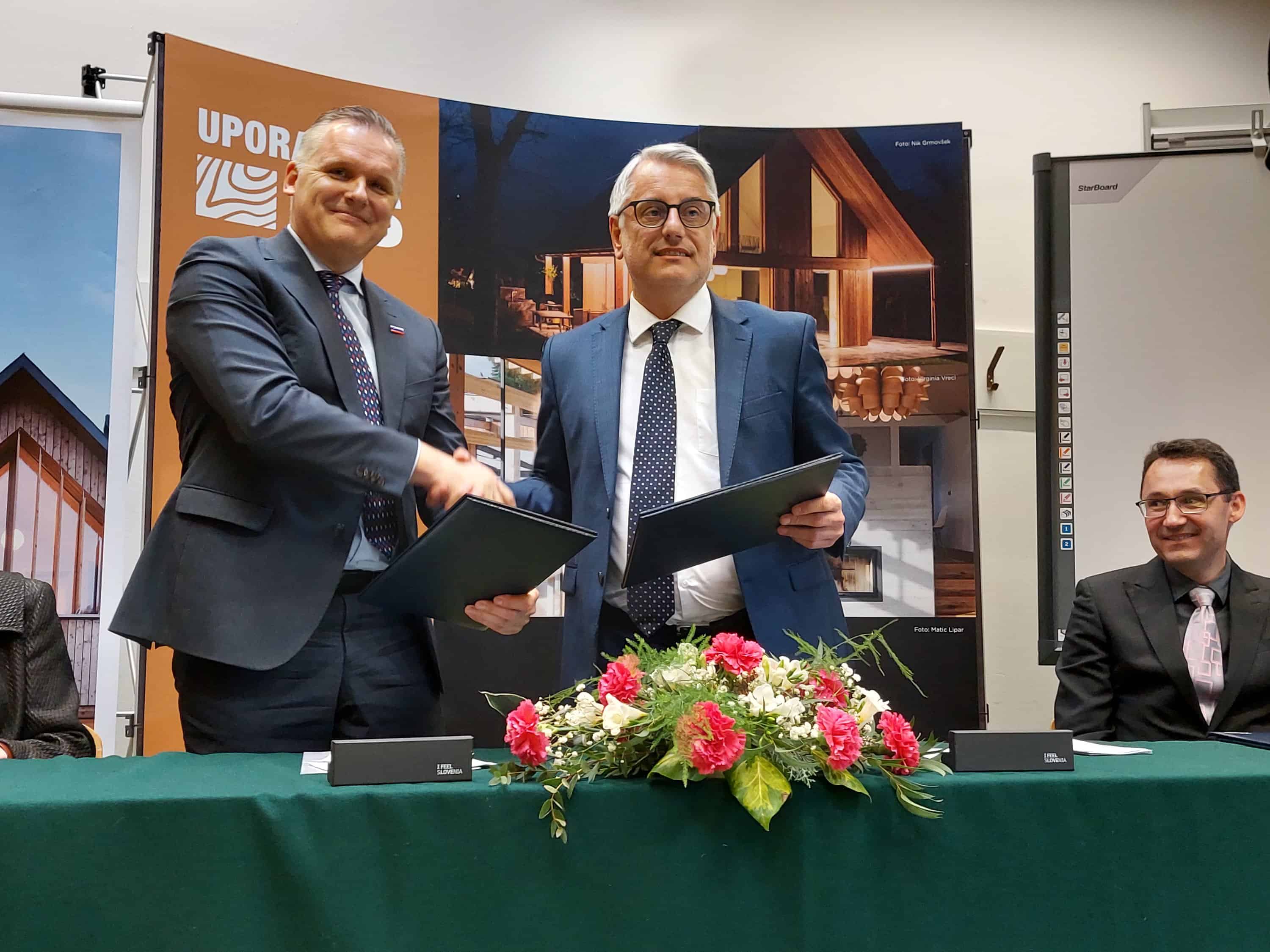 Podpisali še zadnje pogodbe za 85-milijonske naložbe v lesnopredelovalni panogi. Med prejemniki tudi koroška podjetja