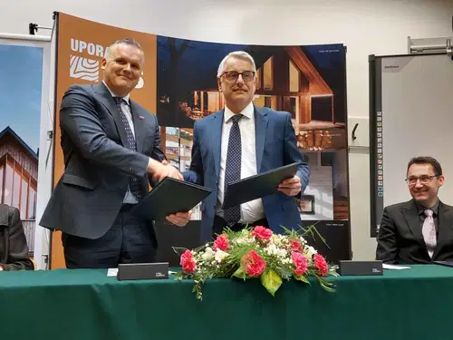 Podpisali še zadnje pogodbe za 85-milijonske naložbe v lesnopredelovalni panogi. Med prejemniki tudi koroška podjetja