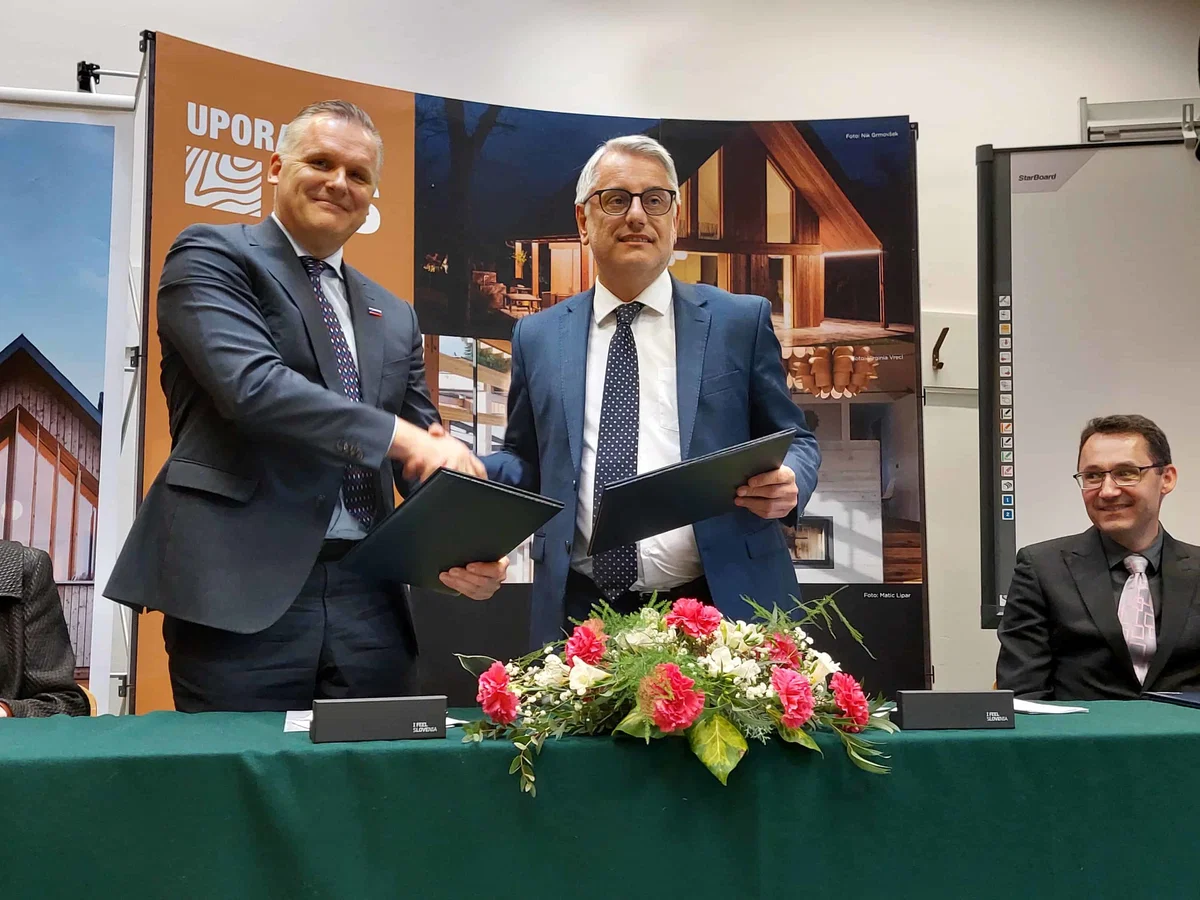 Podpisali še zadnje pogodbe za 85-milijonske naložbe v lesnopredelovalni panogi. Med prejemniki tudi koroška podjetja