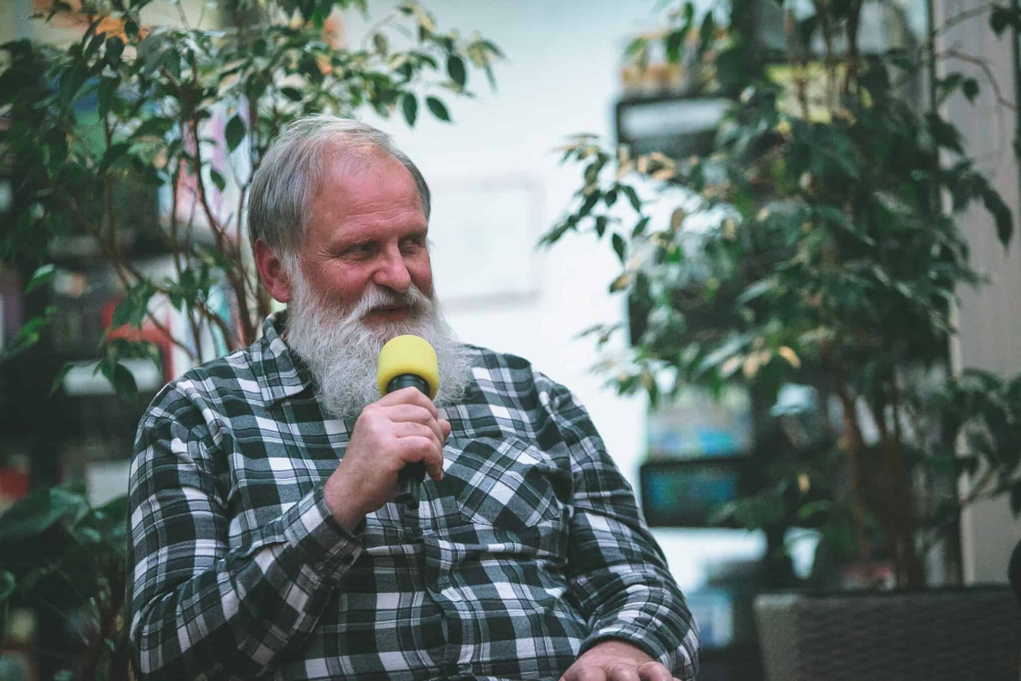 Knjižnica Ksaverja Meška vabi na pogovor s patrom Karlom Gržanom in predstavitev stripa KAJUH