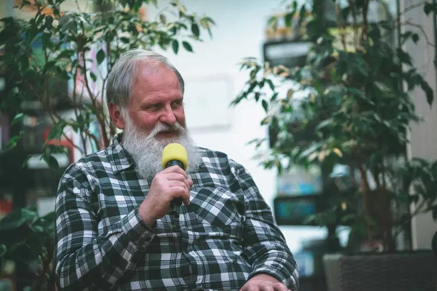 Knjižnica Ksaverja Meška vabi na pogovor s patrom Karlom Gržanom in predstavitev stripa KAJUH