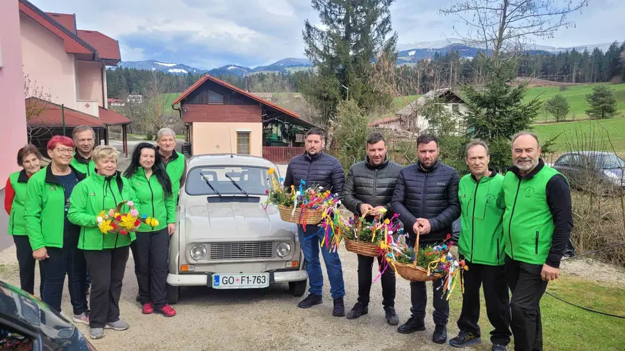V Mislinjski Dobravi obujali običaj izdelovanja snopov. Pridružili so se jim tudi bratje Fratar (FOTO)