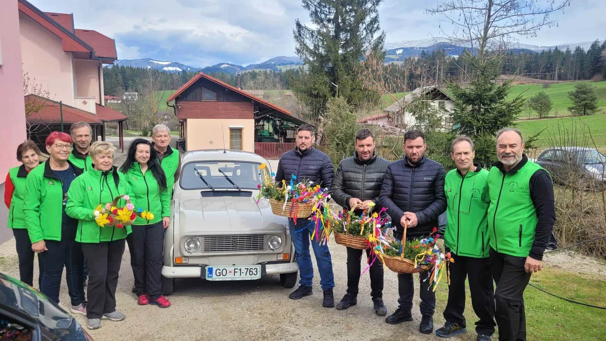 V Mislinjski Dobravi obujali običaj izdelovanja snopov. Pridružili so se jim tudi bratje Fratar (FOTO)