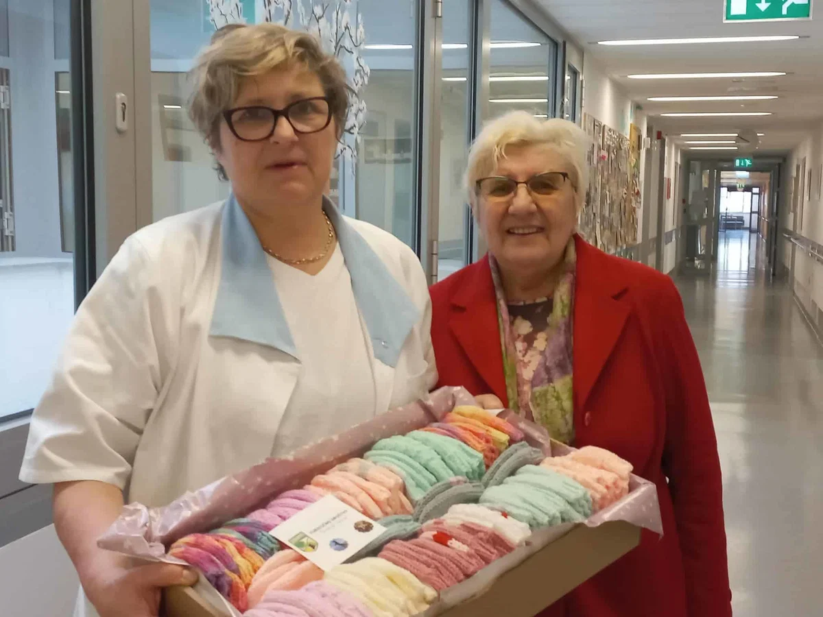 Novih 100 kapic za novorojenčke bolnišnici Slovenj Gradec