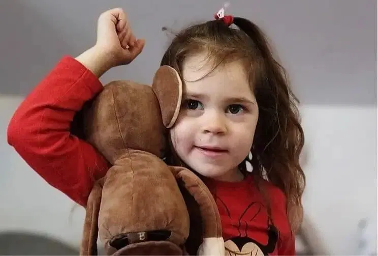 V dobrodelni akciji Pisanka za Karolino zbrali 75.000 evrov za hudo bolno štiriletno deklico