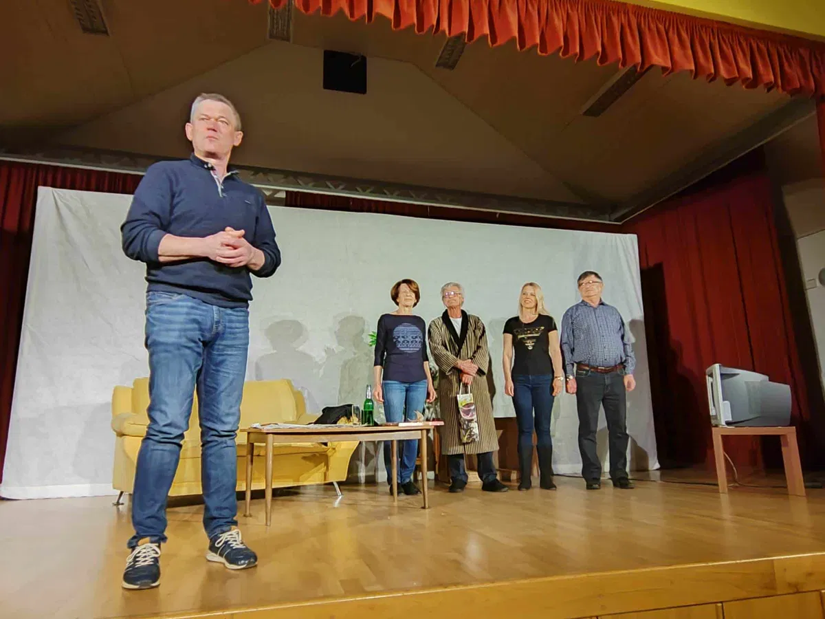 V Črnečah smo sinoči uživali v predstavi Ferija Lainščka "Mišo Frajer, Janko hajer"