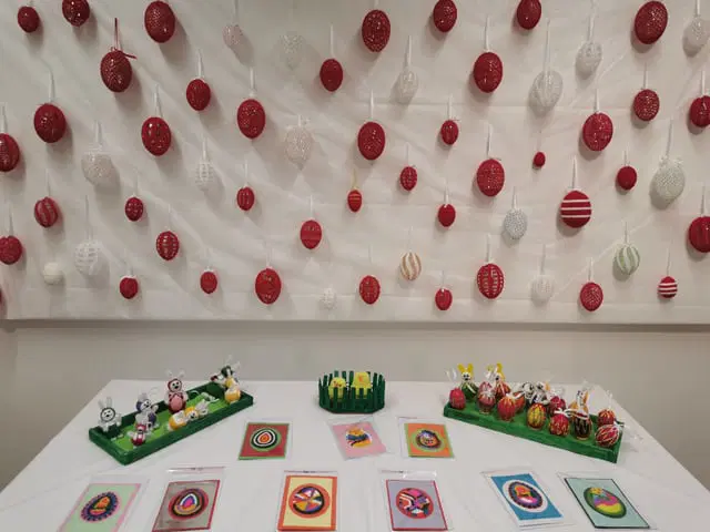 V Infopisarni Dravograd lahko zopet občudujete prekrasne pirhe in druge okraske Lotke Nenadič