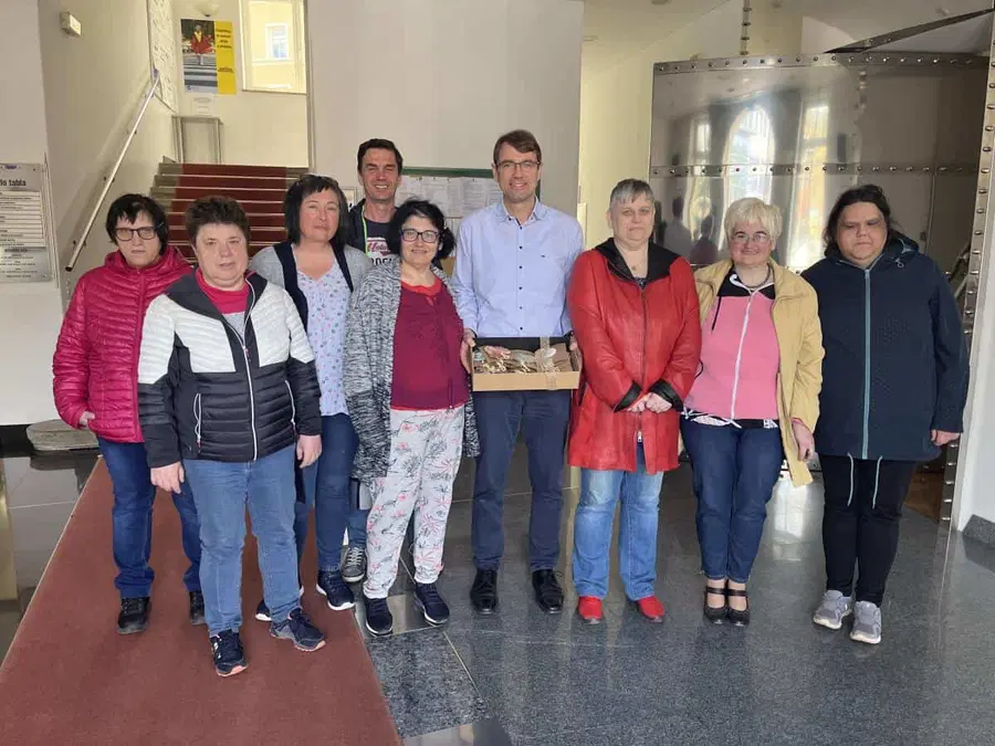 Na Občini Ravne na Koroškem so imeli poseben obisk, ki so se ga zelo razveselili