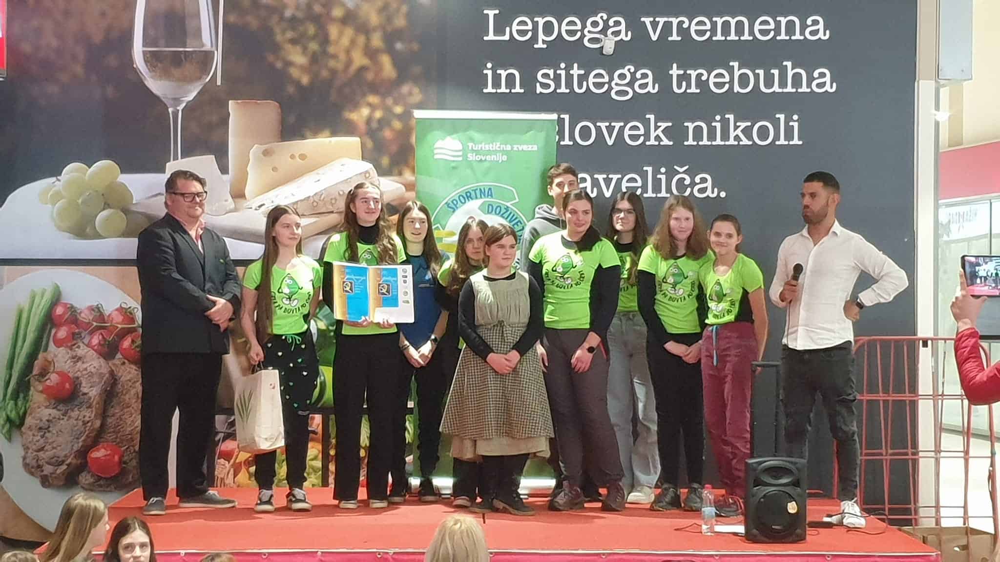 Osnovnošolci iz Črne prejeli dve zlati priznanji na turistični tržnici (FOTO)