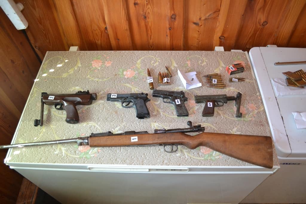 Med hišno preiskavo zaseženih več kosov orožja