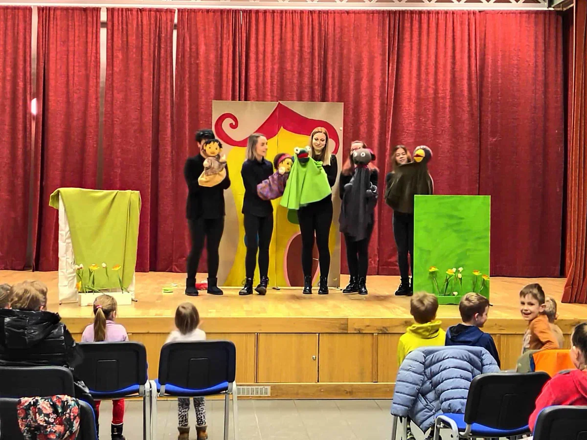 Otroci v Črnečah uživali v lutkovni predstavi Hiška sreče