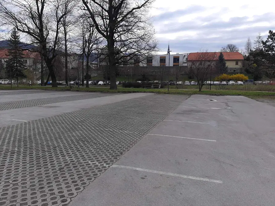 Obiskovalci Slovenj Gradca lahko brezplačno parkirajo pri nekdanjem Adientu