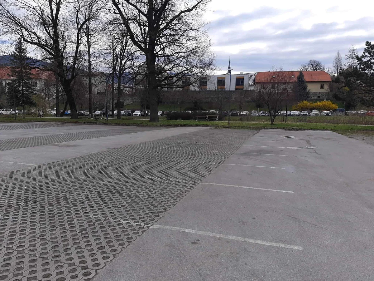 Obiskovalci Slovenj Gradca lahko brezplačno parkirajo pri nekdanjem Adientu