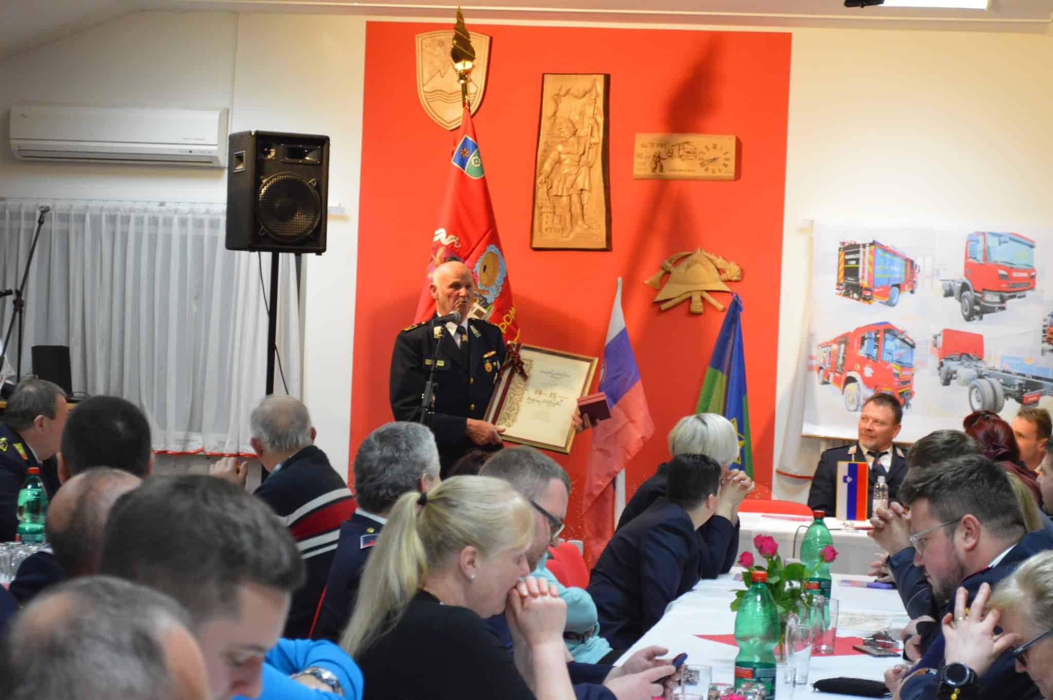 PGD Dovže na občnem zboru podelili naziv Častni predsednik Antonu Urbanclu (FOTO)