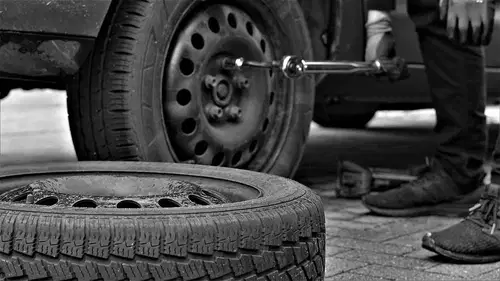 Z današnjim dnem na motornih vozilih obvezna zimska oprema