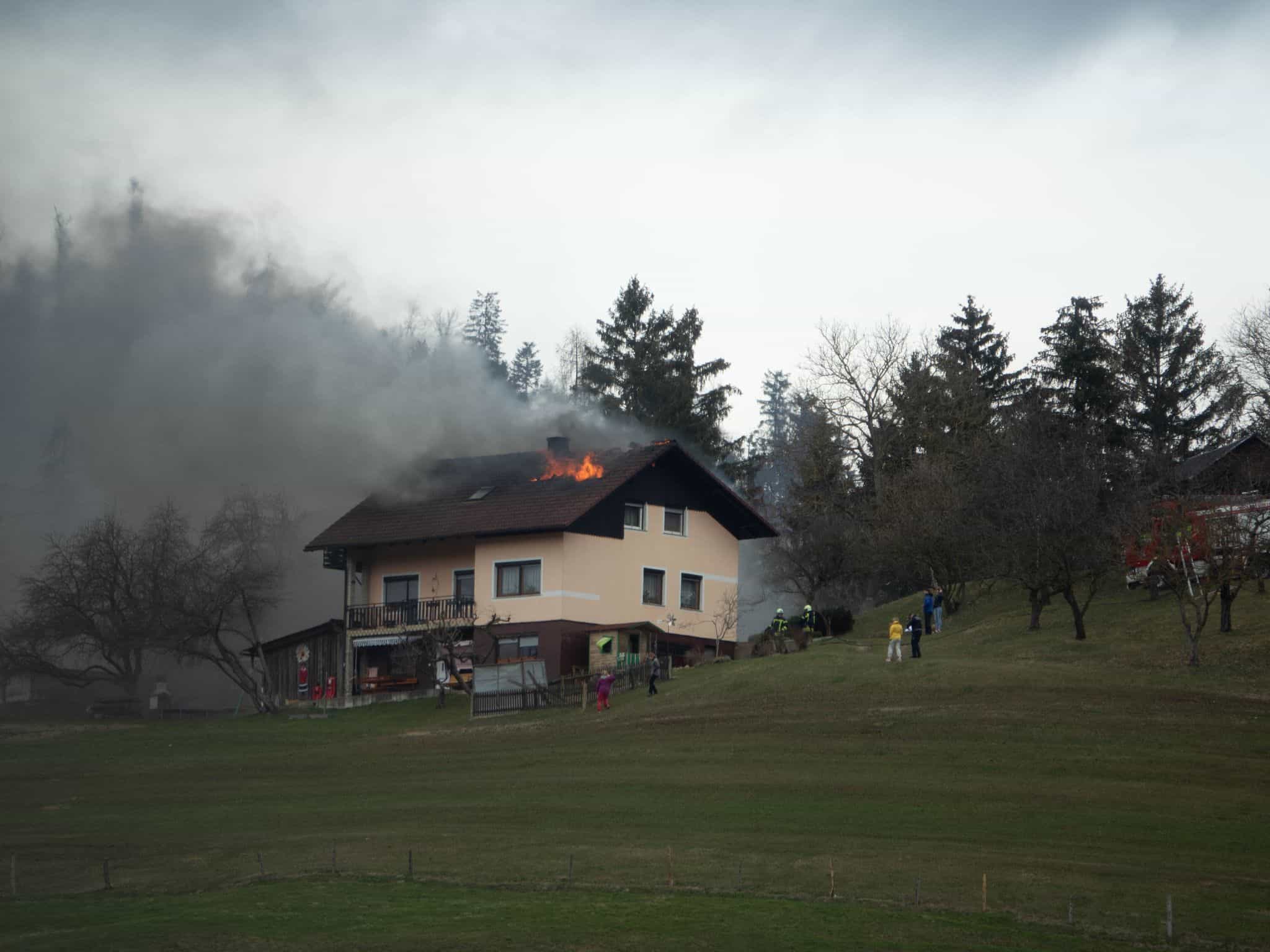 FOTO in VIDEO: V Šentjanžu pri Dravogradu zagorela stanovanjska hiša