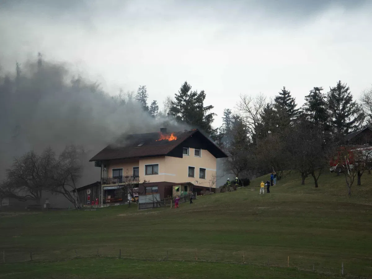 FOTO in VIDEO: V Šentjanžu pri Dravogradu zagorela stanovanjska hiša