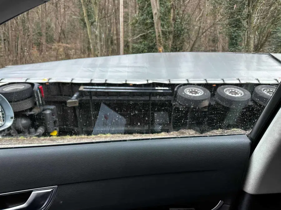 Včeraj se je pri HE Fala prevrnil tovornjak