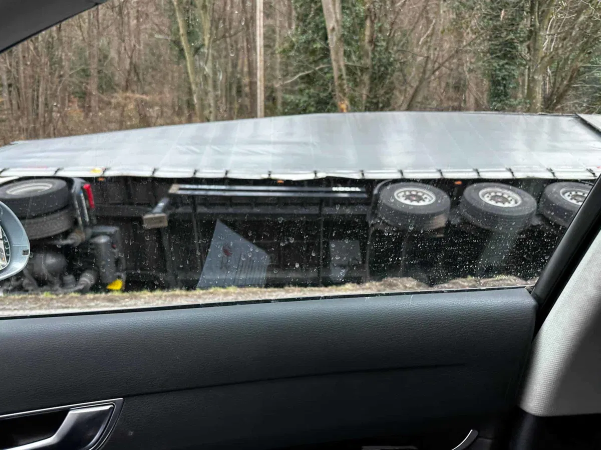 Včeraj se je pri HE Fala prevrnil tovornjak