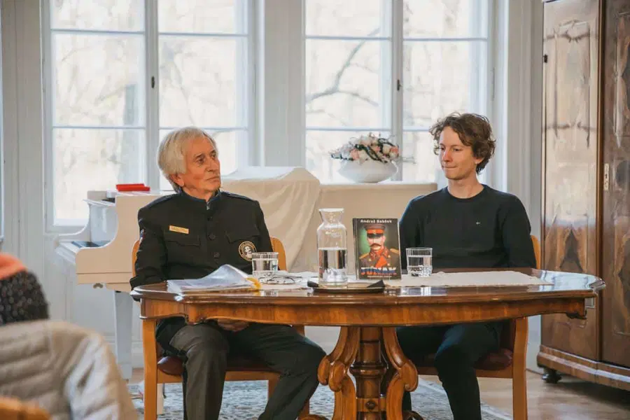 Na Ravnah je potekala predstavitev zgodovinskega romana Junak