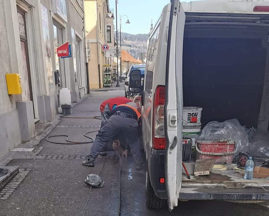 Župan Občine Dravograd sporoča, da bodo postavljene občasne zapore parkirnih mest