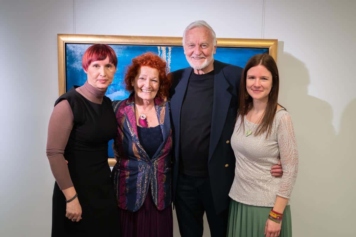 Na Ravnah na Koroškem so otvorili razstavo Mirjam Senice "Darovi"