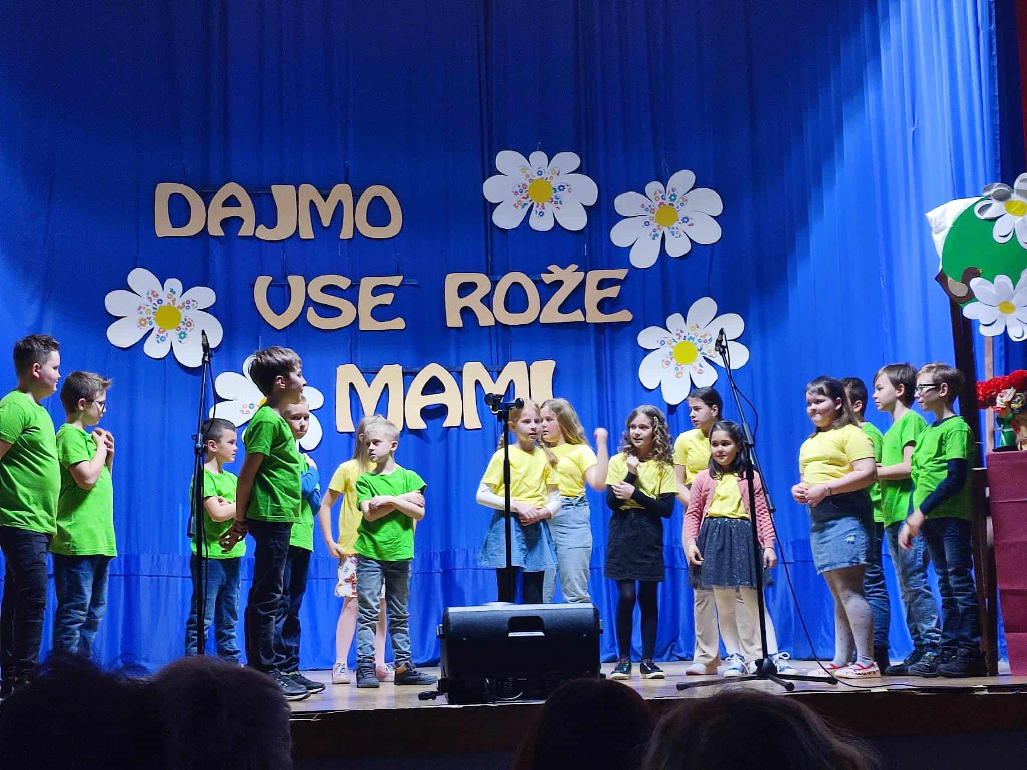 OŠ Šentjanž pri Dravogradu je včeraj pripravila zelo srčno prireditev za vse mamice