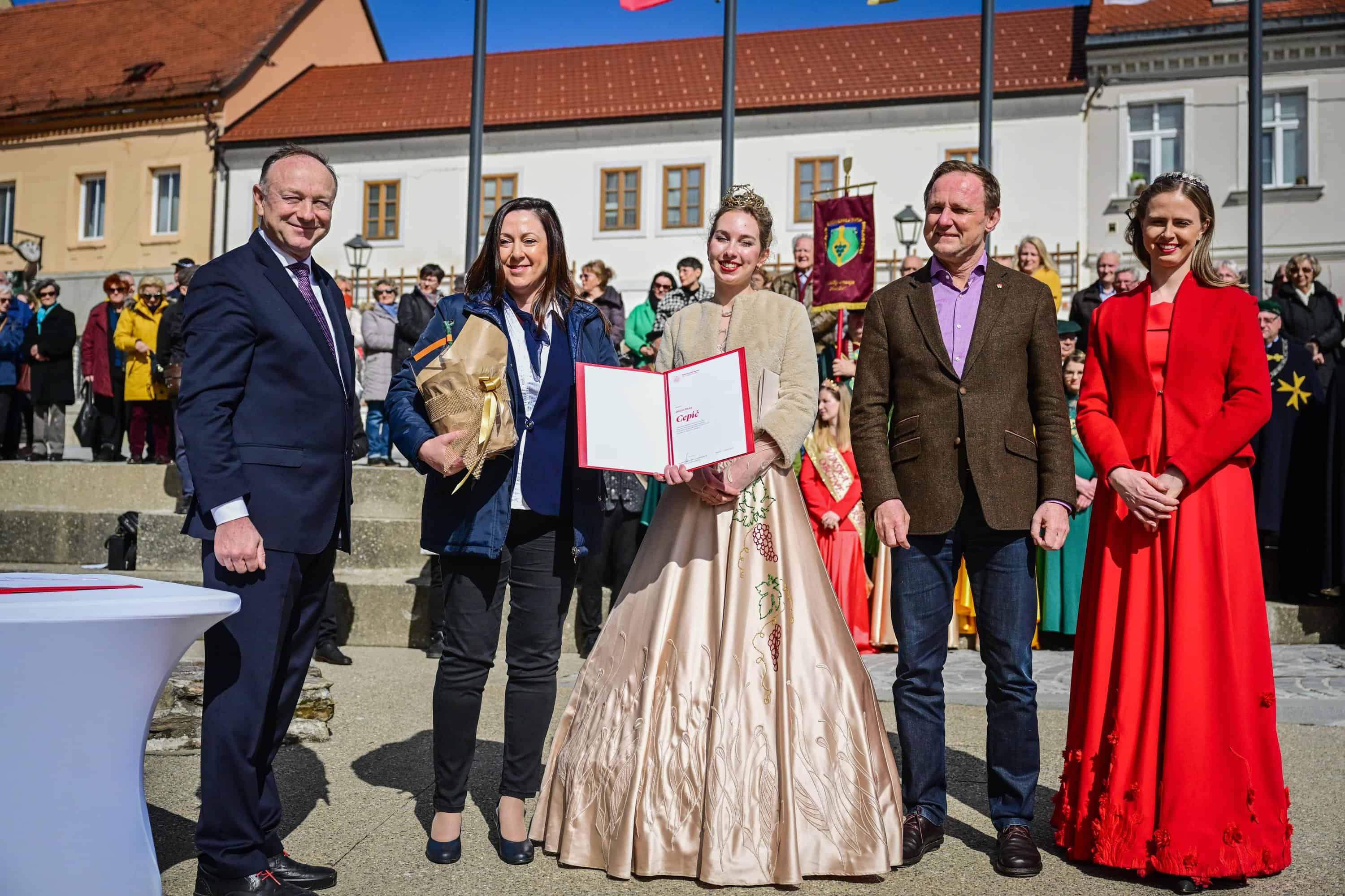 Občina Muta prejela cepič najstarejše trte na svetu (FOTO)
