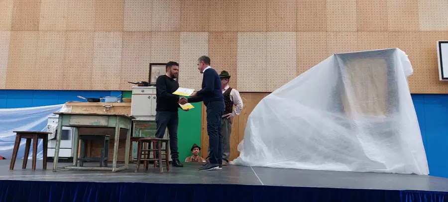 Kimperk teater in katra Fratar napolnila telovadnico OŠ Vuzenica