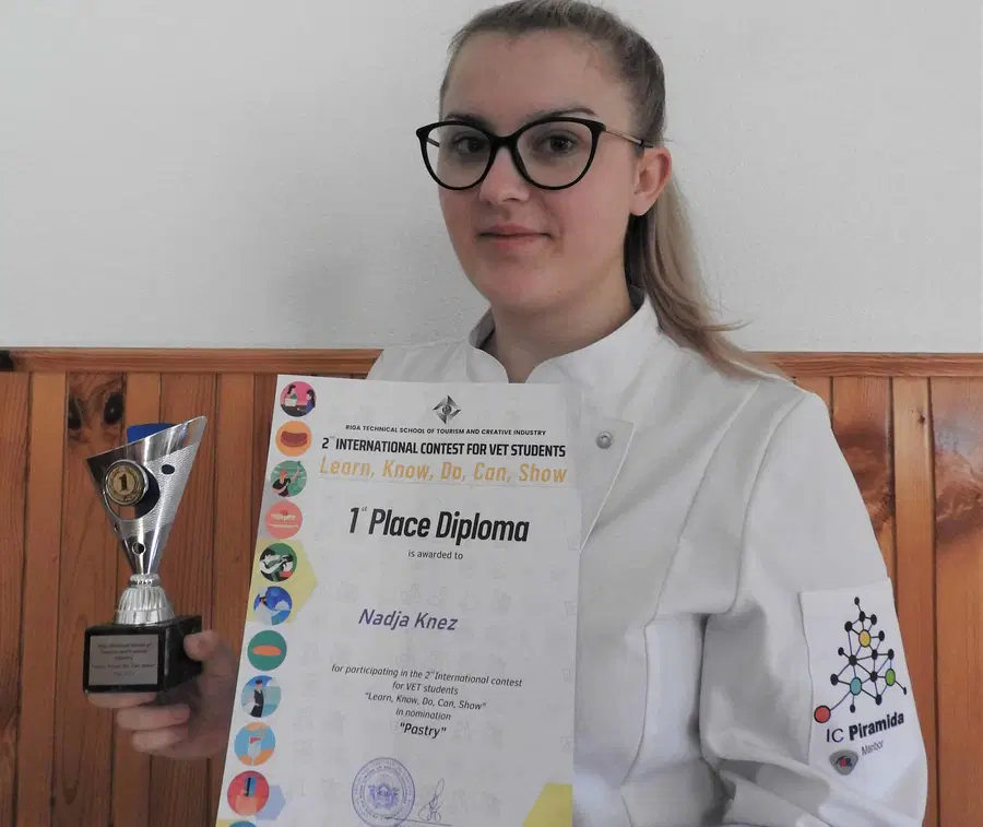 Korošica Nadja Knez osvojila prvo mesto za pito iz koroških dobrot v Latviji