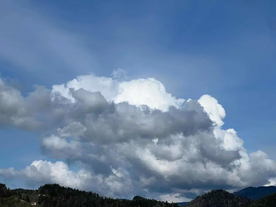 Kljub sončnemu in toplemu dopoldnevu danes možni nalivi s točo