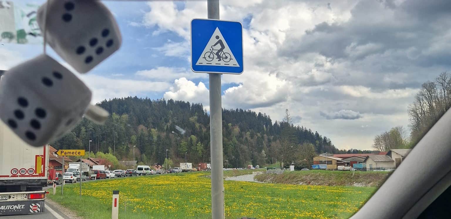 Pozor: V Pamečah je prišlo do prometne nesreče