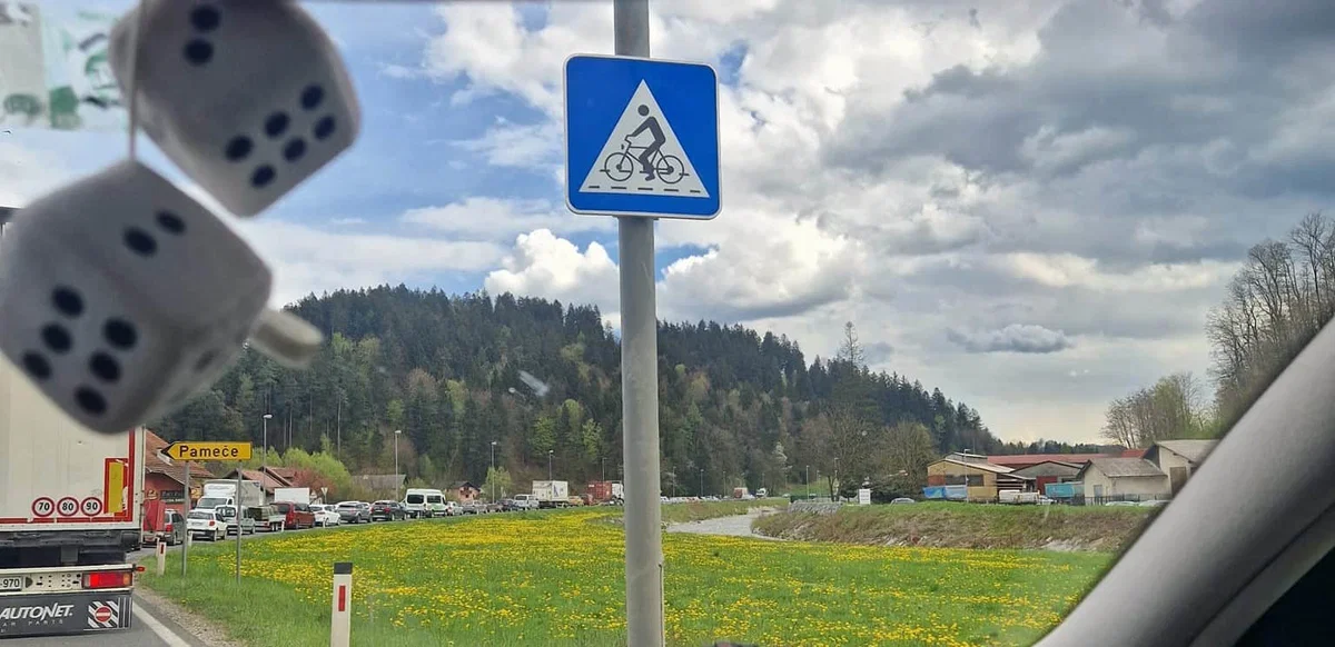 Pozor: V Pamečah je prišlo do prometne nesreče