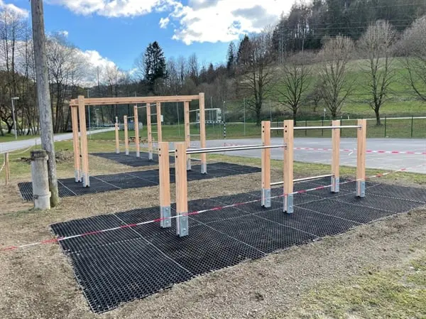 V Šmiklavžu ob igrišču postavljen Street workout in pitnik