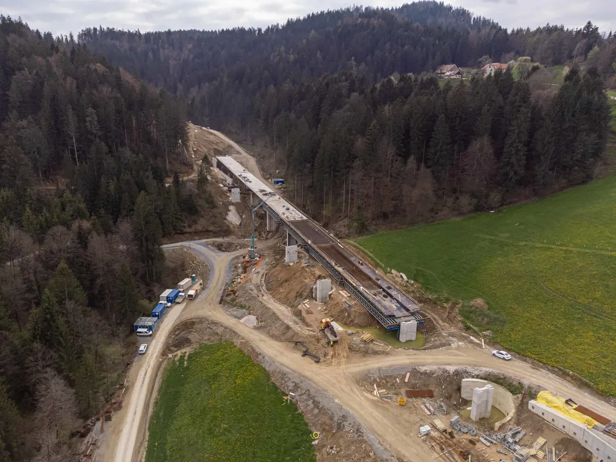 Dela na tretji razvojni osi potekajo skladno z aktualno časovnico