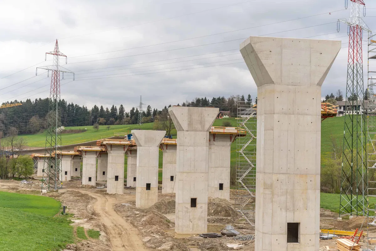 V jutranjih urah bo povečan hrup zaradi prevoza betona v Podgorje