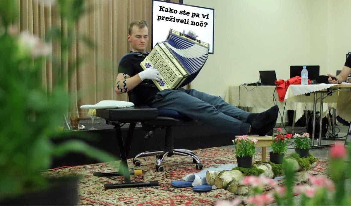 Anže Krevh iz Ribnice na Pohorju podira Guinnessov rekord v igranju harmonike