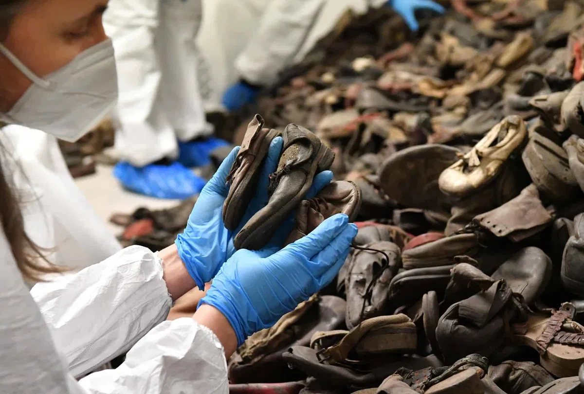 V muzeju Auschwitz-Birkenau konservatorska dela na otroških čevljih