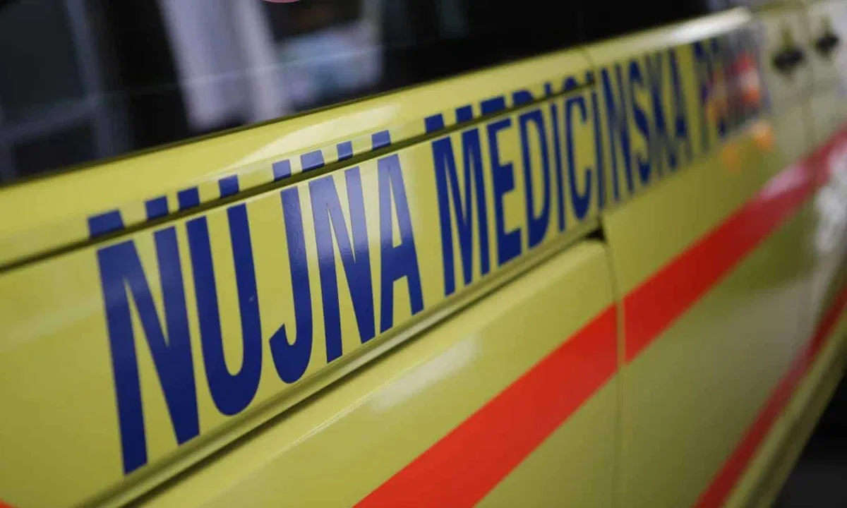 V Podvelki trčila tri vozila, eno osebo prepeljali v bolnišnico