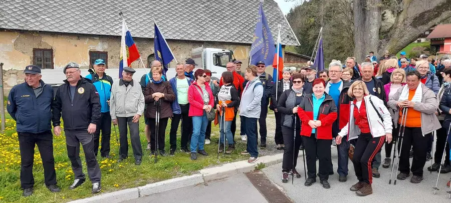 V Dravogradu je potekal rekreativni pohod v počastitev državnega praznika (FOTO)